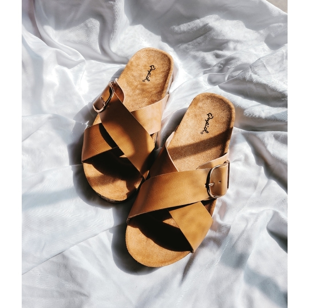 🆕️The Levine// tan vegan leather slide